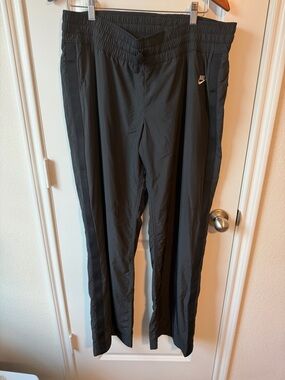 ⚡️NWT Nike Black Athletic Track Pants with Side Stripe